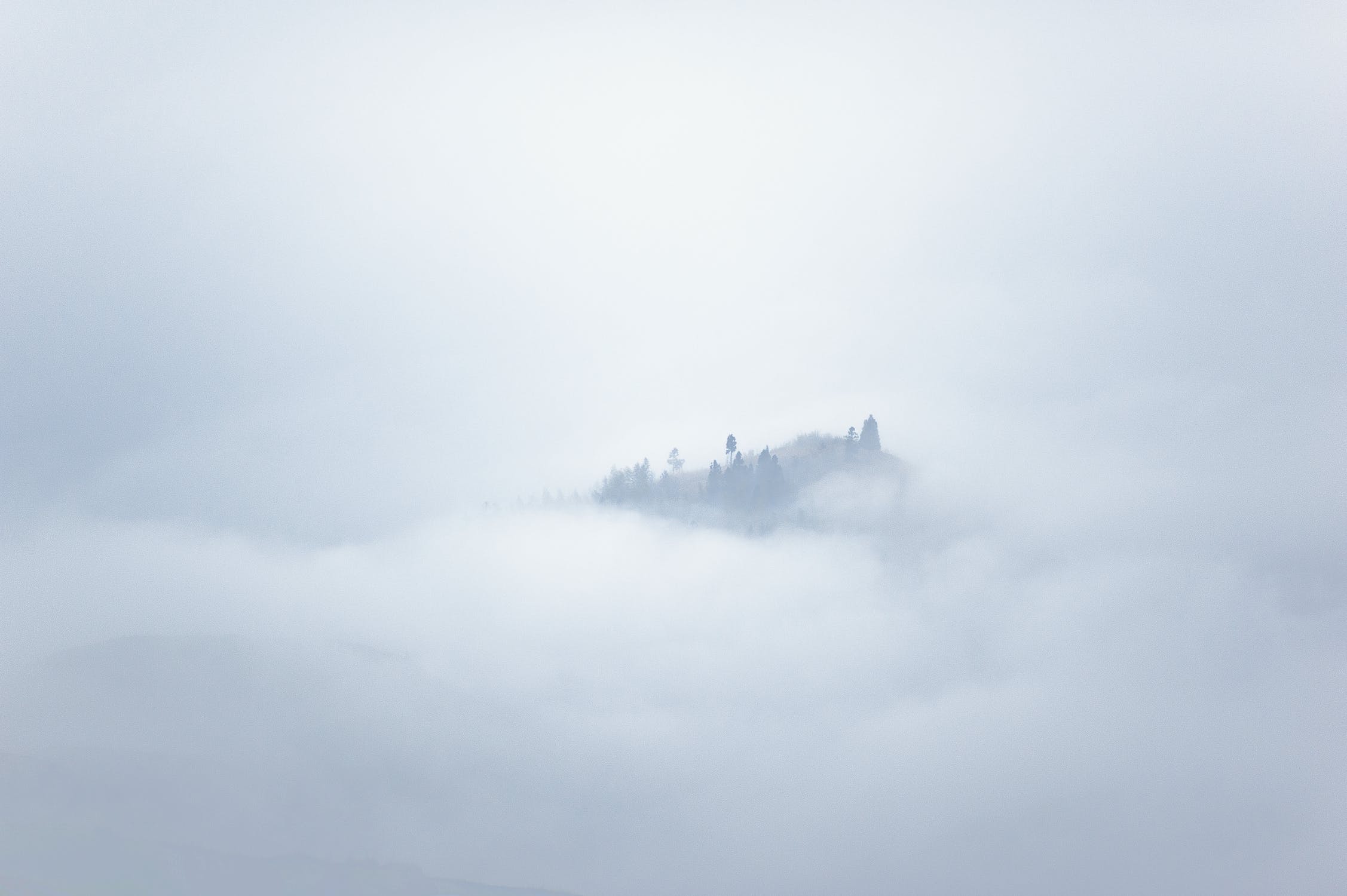 Foggy mountain photo by Vincent Tan at pexels.com